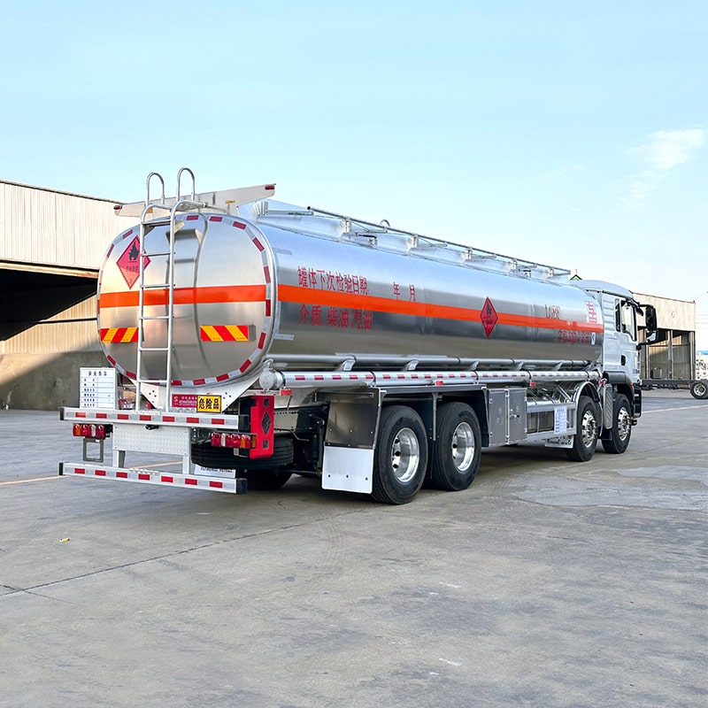 Camion de livraison de transport de carburant diesel HOWO 8*4 20cbm Camion de livraison de transport de carburant diesel HOWO 8*4 20cbm