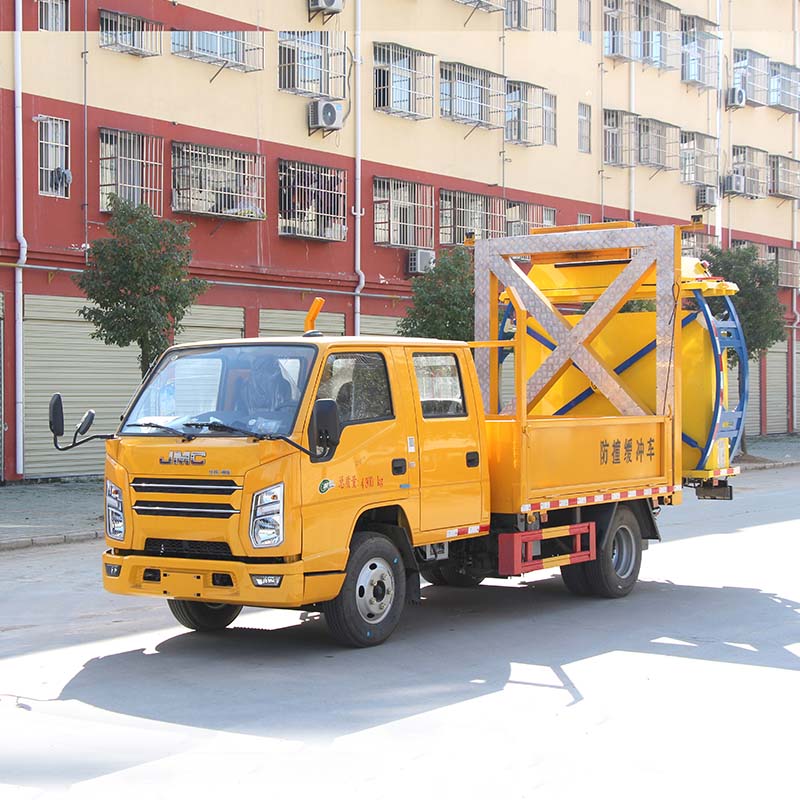 Китайский грузовик JMC 80K с противоударной защитой Китайский грузовик JMC 80K с противоударной защитой