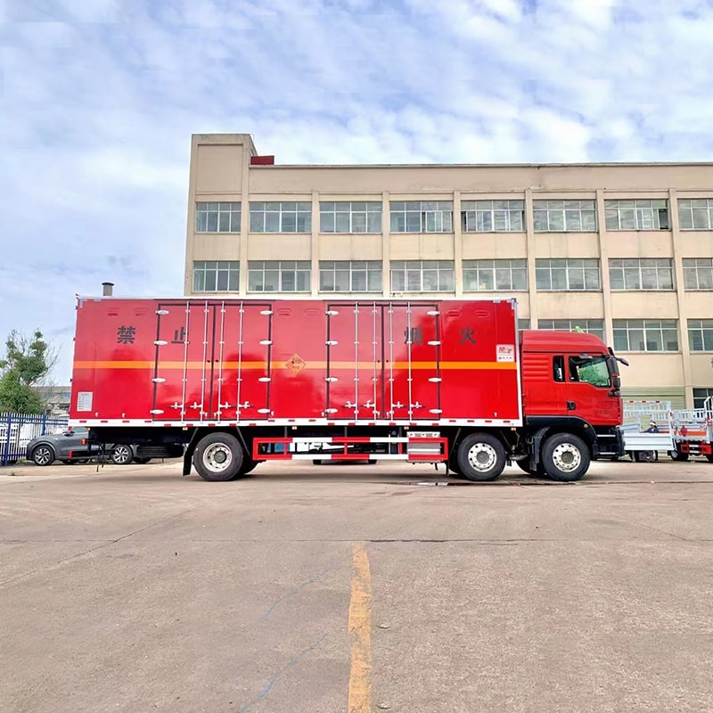 شاحنة نقل مواد كيميائية خطرة SINOTRUK 6*2 للبيع شاحنة نقل مواد كيميائية خطرة SINOTRUK 6*2 للبيع