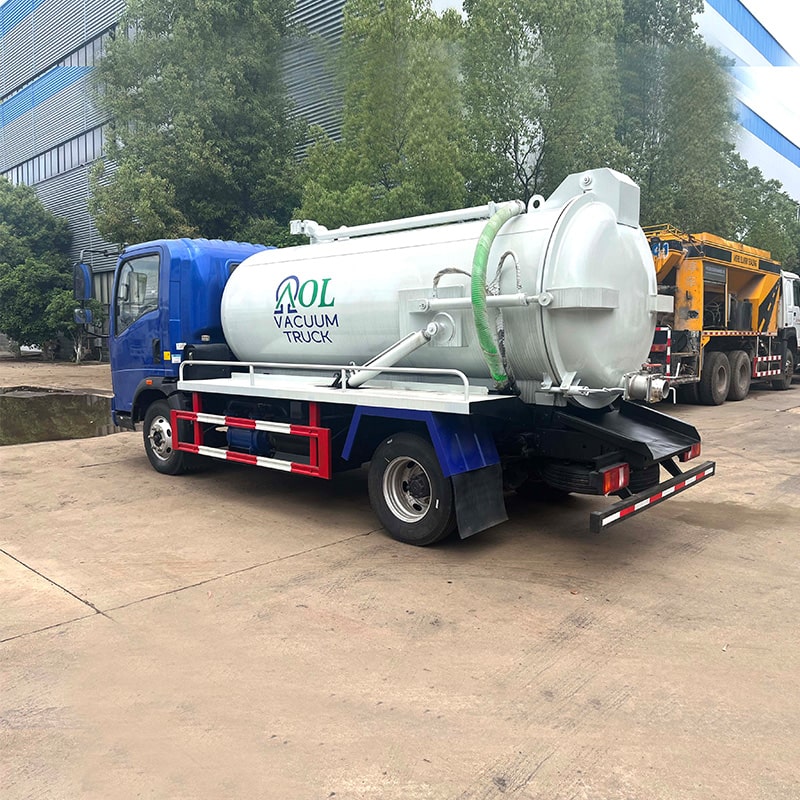 SINOTRUK 4*2 5 cubic vaccum sewage fecal suction truck SINOTRUK 4*2 5 cubic vaccum sewage fecal suction truck