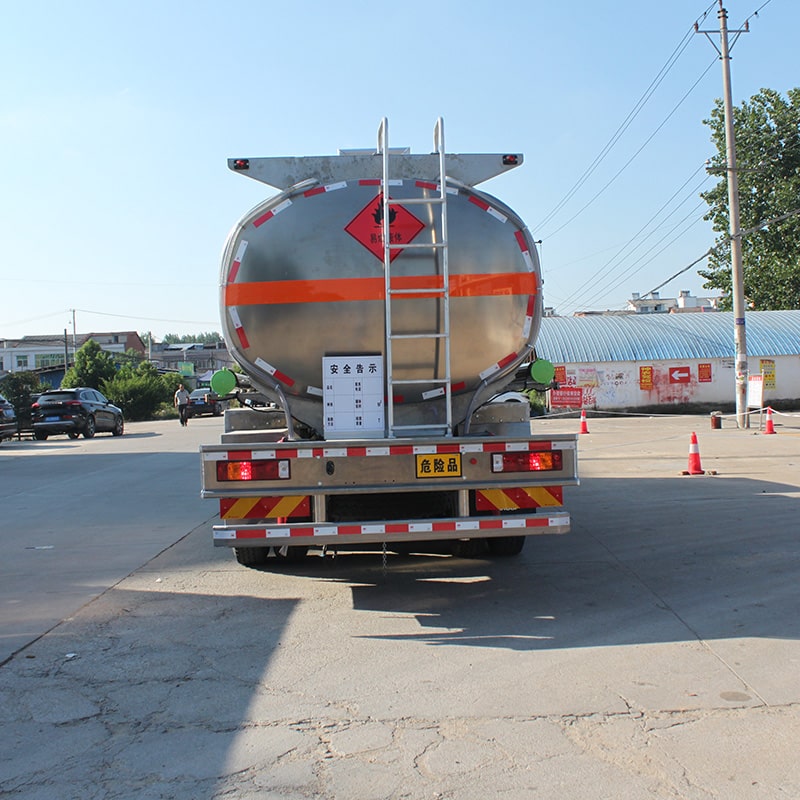 Camion-citerne à carburant HOWO en aluminium et acier au carbone 6*4 19 000 litres Camion-citerne à carburant HOWO en aluminium et acier au carbone 6*4 19 000 litres