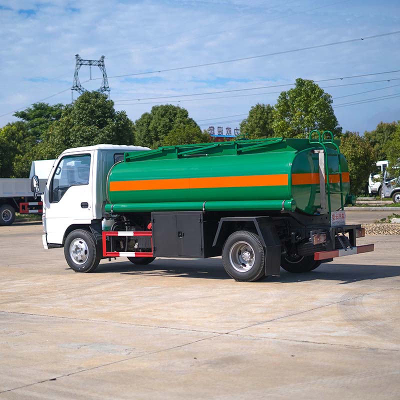 Camion-citerne diesel ISUZU 5000 litres Camion-citerne diesel ISUZU 5000 litres