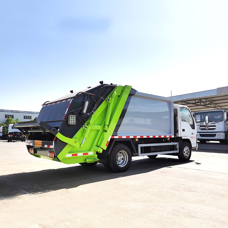 Высококачественный прессованный мусоровоз ISUZU объемом 6 куб. м. Высококачественный прессованный мусоровоз ISUZU объемом 6 куб. м.