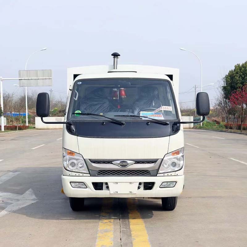 Подметально-уборочная машина Foton 4x2 с правым рулем Подметально-уборочная машина Foton 4x2 с правым рулем