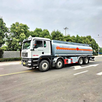 شاحنة نقل السوائل القابلة للاشتعال SINOTRUK 8*4 سعة 24 مترًا مكعبًا تعمل بالكيروسين