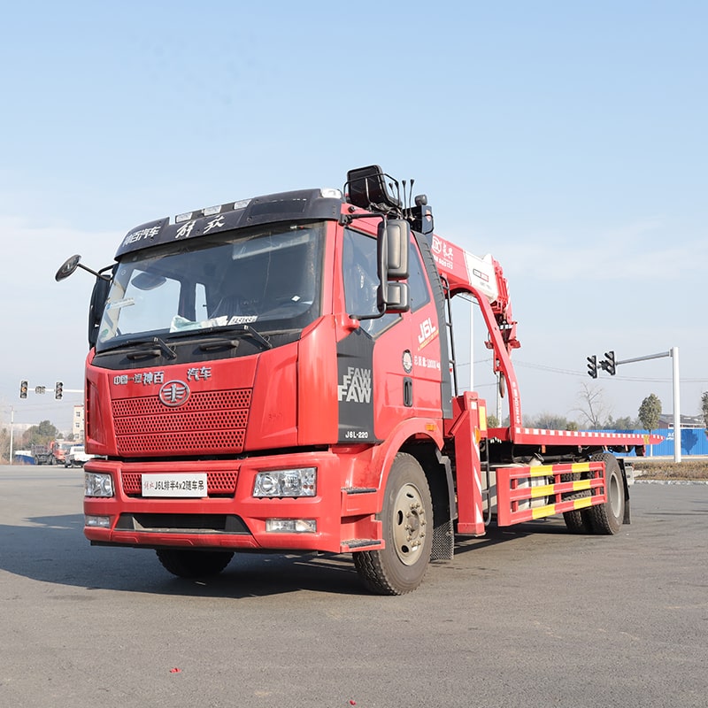 Телескопический кран FAW 4*2 с прямой стрелой, установленный на грузовике Телескопический кран FAW 4*2 с прямой стрелой, установленный на грузовике