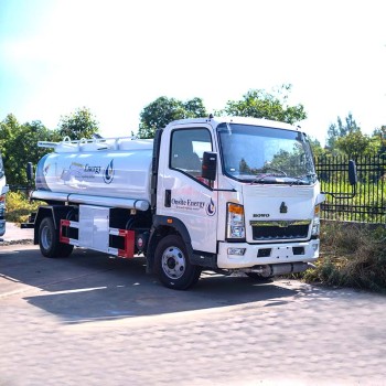 HOWO 9000L fuel tank truck