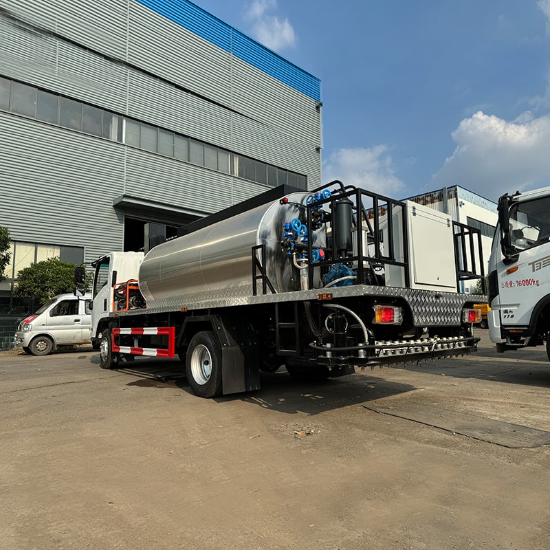 ISUZU 8 CBM 4*2 битумный асфальтоукладчик ISUZU 8 CBM 4*2 битумный асфальтоукладчик