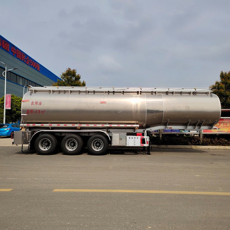 Remorque citerne à mazout robuste à 3 essieux de 43 000 L à vendre Remorque citerne à mazout robuste à 3 essieux de 43 000 L à vendre