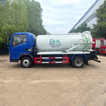 SINOTRUK 4*2 5 cubic vaccum sewage fecal suction truck