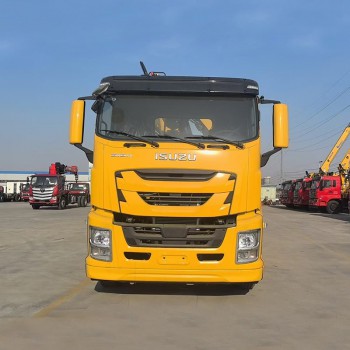 Camion cargo ISUZU 4X2 avec grue à flèche articulée de 12 tonnes