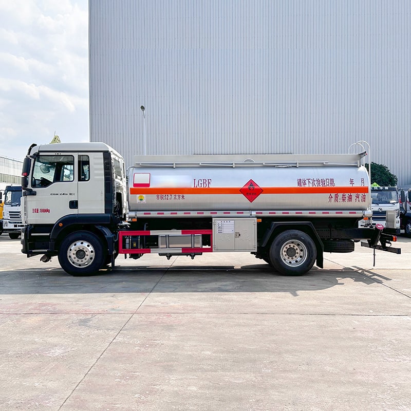 SINOTRUK 4*2 11ton fuel tanker truck oil tank truck SINOTRUK 4*2 11ton fuel tanker truck oil tank truck