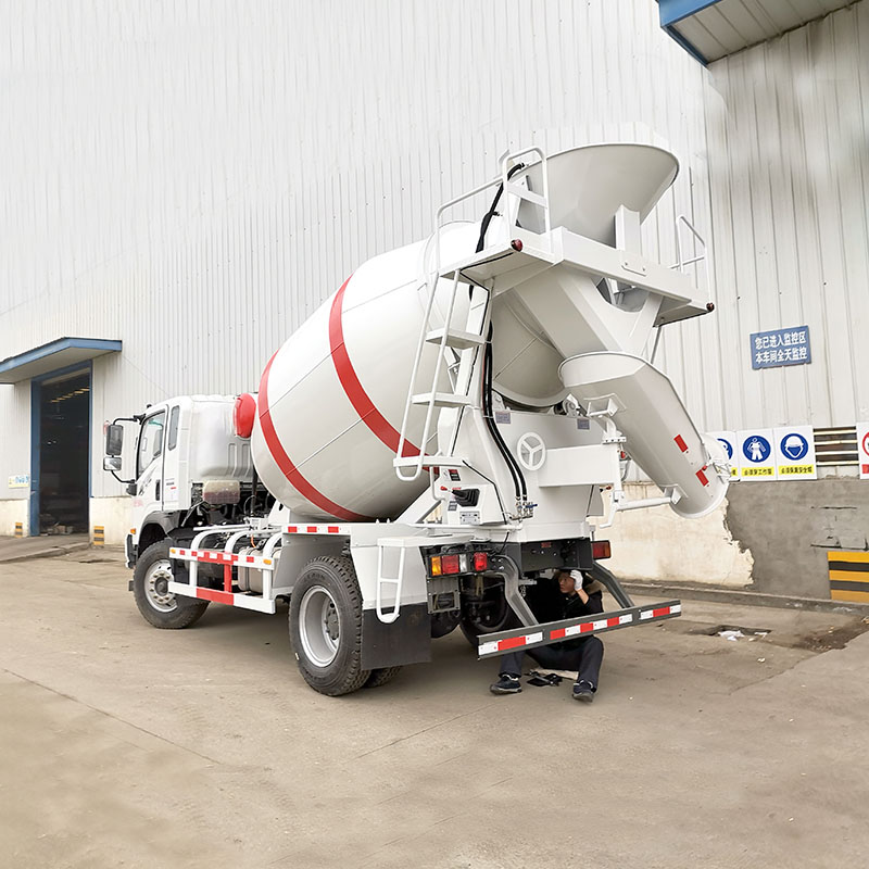 HOWO 4*2 4 cbm small concrete mixer truck HOWO 4*2 4 cbm small concrete mixer truck