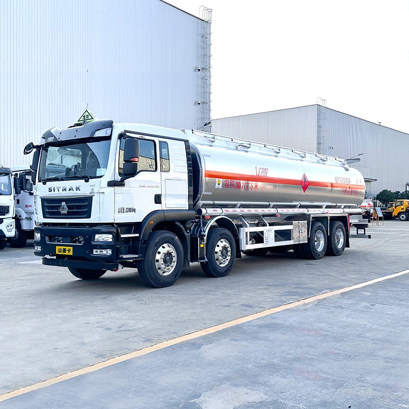 Camion de livraison de transport de carburant diesel HOWO 8*4 20cbm Camion de livraison de transport de carburant diesel HOWO 8*4 20cbm