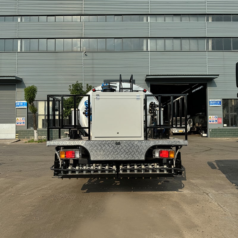 ISUZU 8 CBM 4*2 битумный асфальтоукладчик ISUZU 8 CBM 4*2 битумный асфальтоукладчик