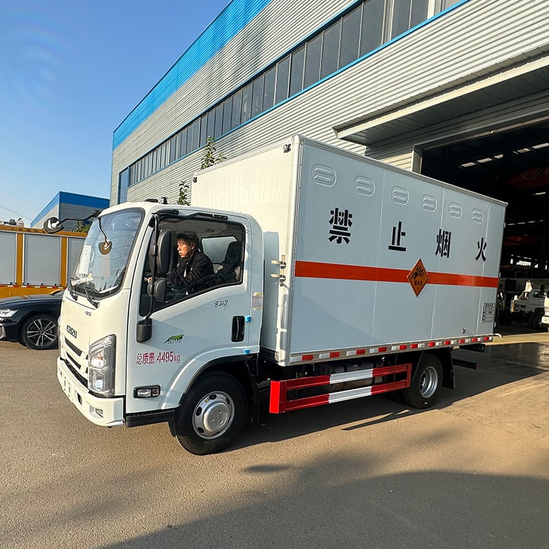 شاحنة نقل بضائع سائلة قابلة للاشتعال من طراز ISUZU يابانية شاحنة نقل بضائع سائلة قابلة للاشتعال من طراز ISUZU يابانية