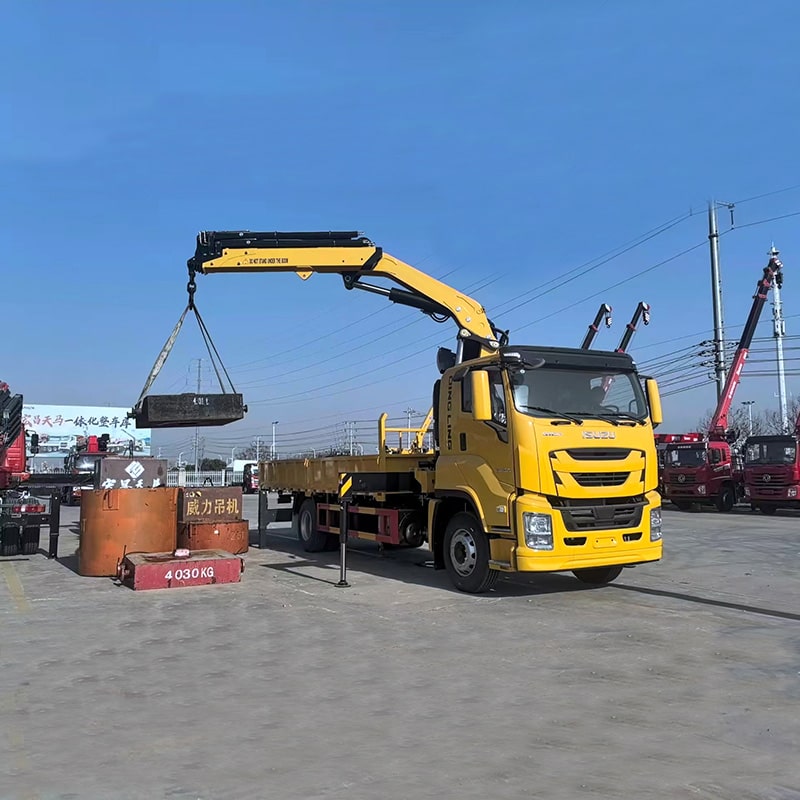 شاحنة بضائع إيسوزو 4×2 مزودة برافعة مفصلية 12 طنًا شاحنة بضائع إيسوزو 4×2 مزودة برافعة مفصلية 12 طنًا