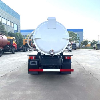 Camion d'aspiration des eaux usées à aspiration par aspiration de drainage cubique SINOTRUK HOWO 6