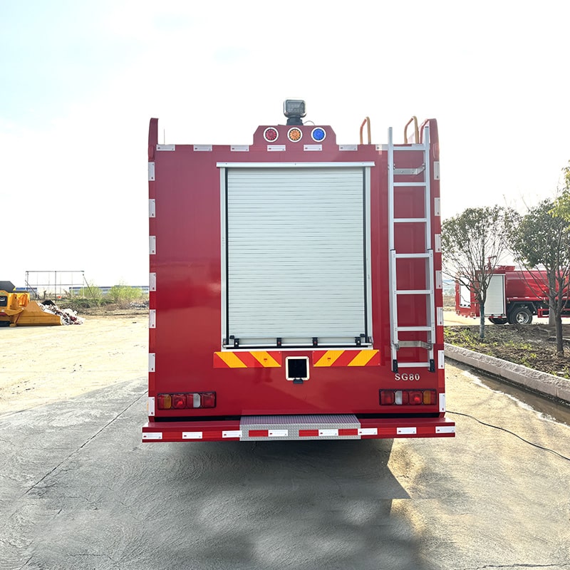 Camion de lutte contre l'incendie à mousse HOWO de haute qualité 8cbm 4*2 Camion de lutte contre l'incendie à mousse HOWO de haute qualité 8cbm 4*2