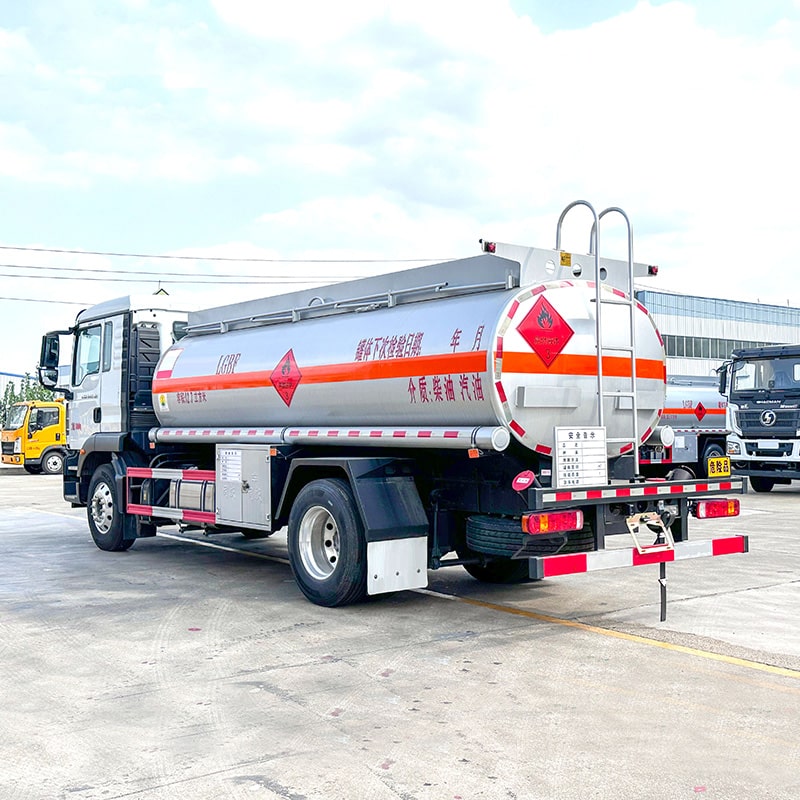SINOTRUK 4*2 11ton fuel tanker truck oil tank truck SINOTRUK 4*2 11ton fuel tanker truck oil tank truck