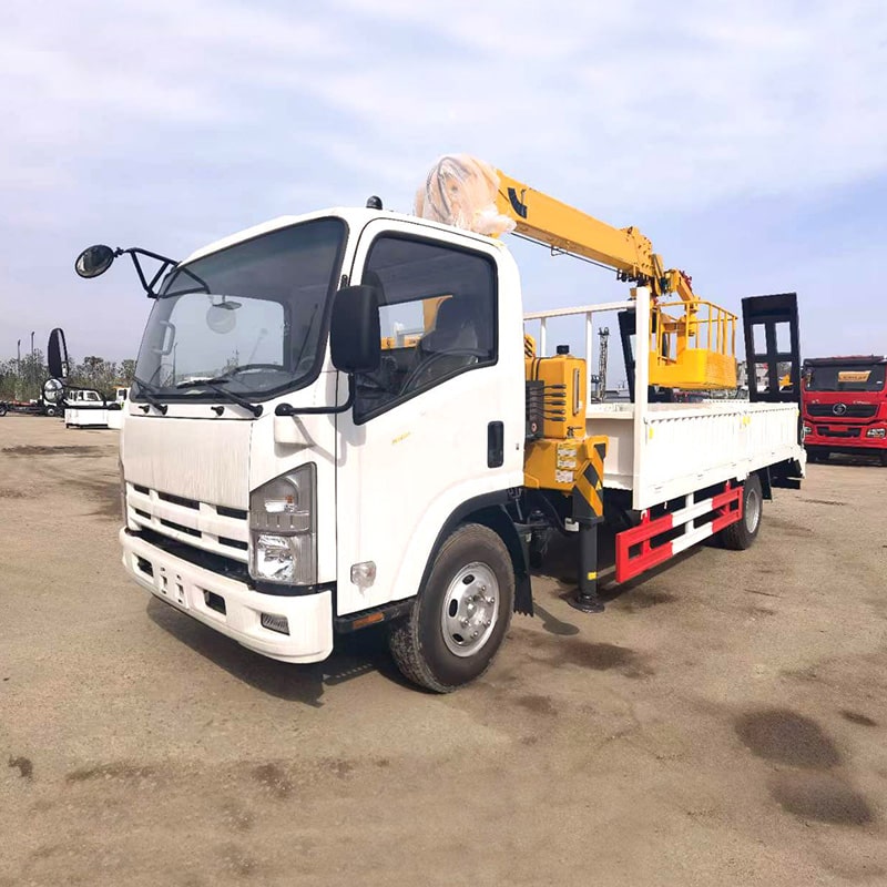 Grue montée sur camion cargo 4x2 de marque Isuzu 5 tonnes du Japon Grue montée sur camion cargo 4x2 de marque Isuzu 5 tonnes du Japon