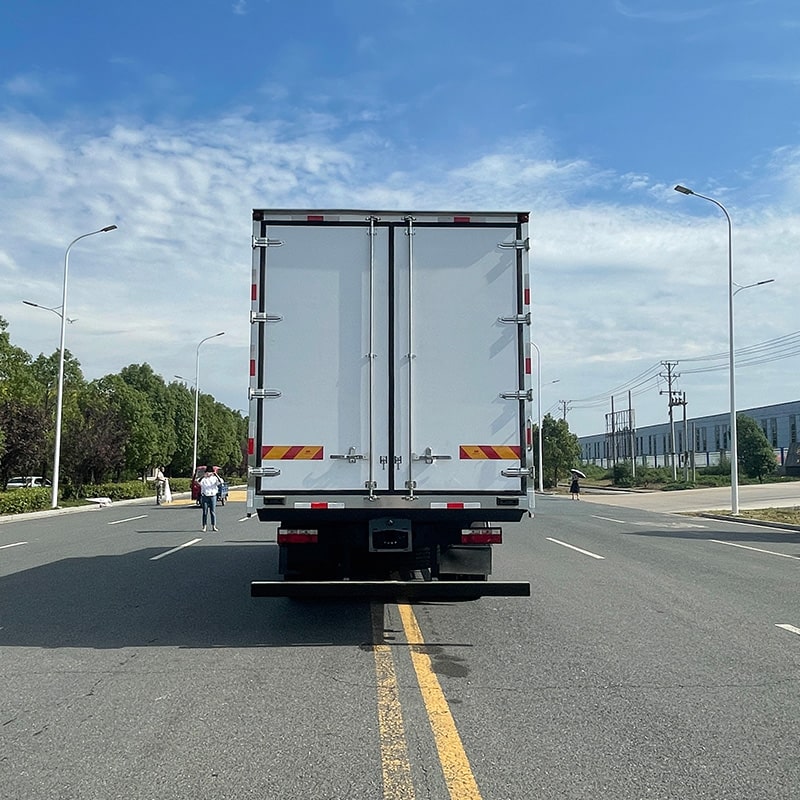شاحنة JAC مبردة بطول 6.8 متر معزولة بسلسلة التبريد شاحنة JAC مبردة بطول 6.8 متر معزولة بسلسلة التبريد