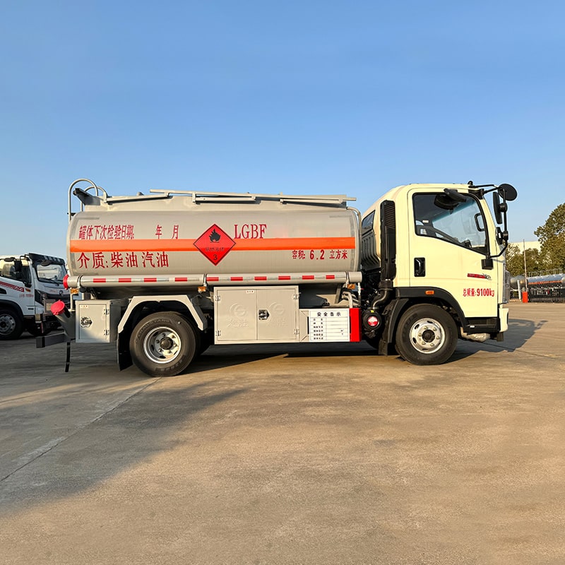 Camion-citerne à carburant diesel HOWO 4*2 de 5 tonnes Camion-citerne à carburant diesel HOWO 4*2 de 5 tonnes