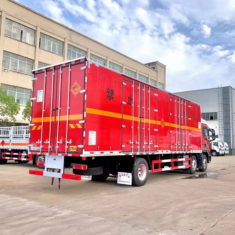 شاحنة نقل مواد كيميائية خطرة SINOTRUK 6*2 للبيع شاحنة نقل مواد كيميائية خطرة SINOTRUK 6*2 للبيع