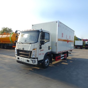 SINOTRUK 4*2 flammable liquid explosion-proof truck