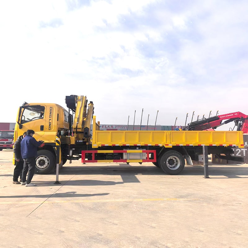 شاحنة بضائع إيسوزو 4×2 مزودة برافعة مفصلية 12 طنًا شاحنة بضائع إيسوزو 4×2 مزودة برافعة مفصلية 12 طنًا