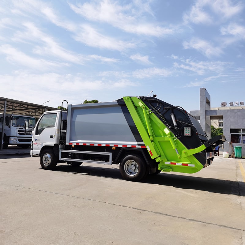 Высококачественный прессованный мусоровоз ISUZU объемом 6 куб. м. Высококачественный прессованный мусоровоз ISUZU объемом 6 куб. м.