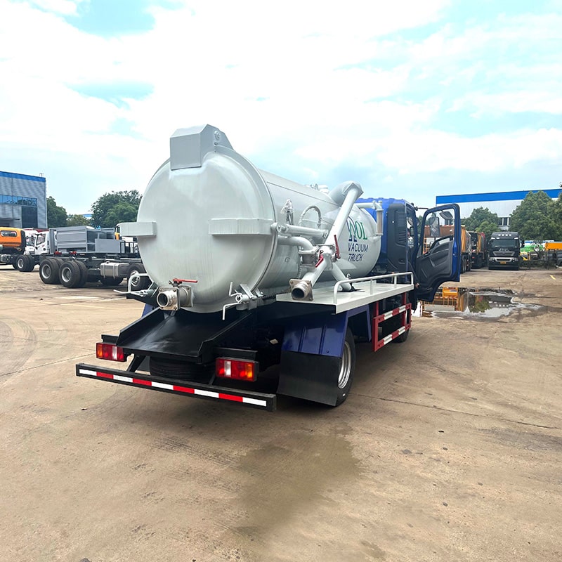 SINOTRUK 4*2 5 cubic vaccum sewage fecal suction truck SINOTRUK 4*2 5 cubic vaccum sewage fecal suction truck