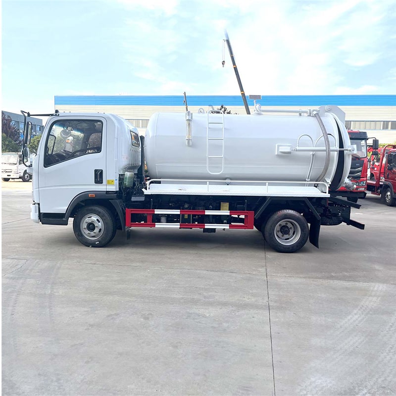 Camion d'aspiration des eaux usées à aspiration par aspiration de drainage cubique SINOTRUK HOWO 6 Camion d'aspiration des eaux usées à aspiration par aspiration de drainage cubique SINOTRUK HOWO 6