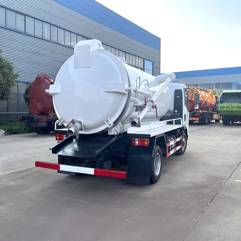 Camion d'aspiration des eaux usées à aspiration par aspiration de drainage cubique SINOTRUK HOWO 6 Camion d'aspiration des eaux usées à aspiration par aspiration de drainage cubique SINOTRUK HOWO 6