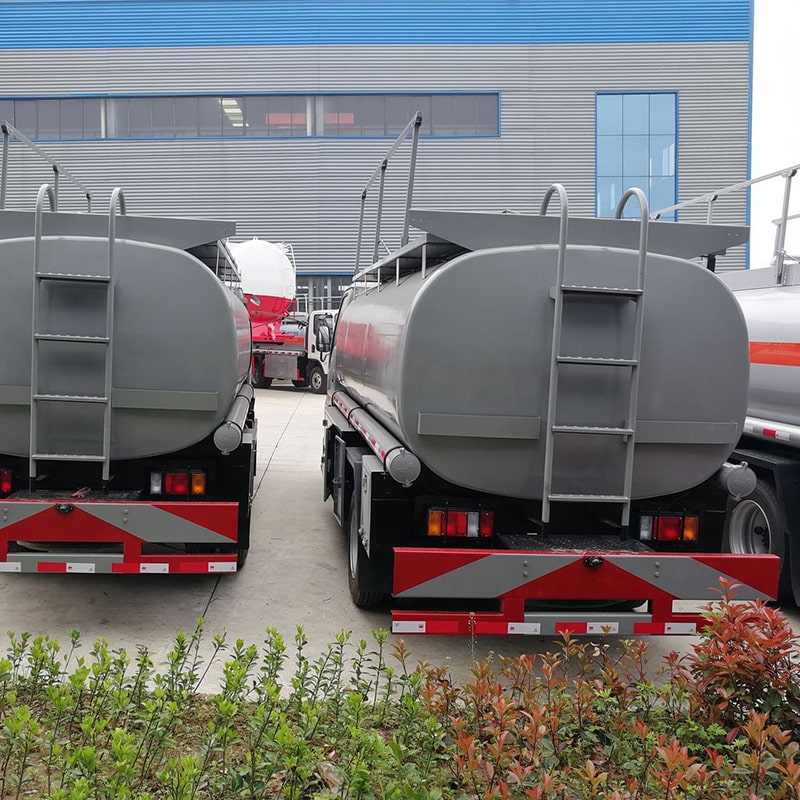 شاحنة تزويد وقود صغيرة من ماركة ISUZU 4x2 سعة 5000 لتر من اليابان شاحنة تزويد وقود صغيرة من ماركة ISUZU 4x2 سعة 5000 لتر من اليابان
