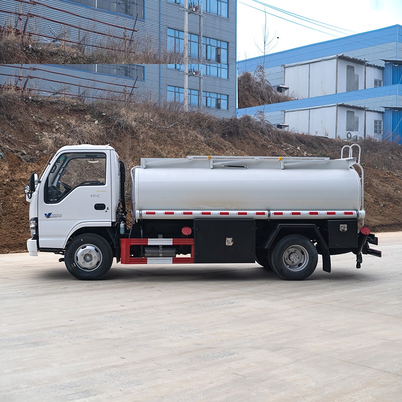 Camion-citerne à carburant ISUZU 5000L Camion-citerne à carburant ISUZU 5000L