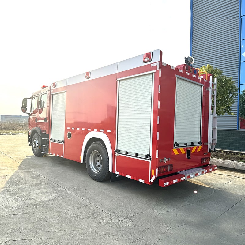 Camion de lutte contre l'incendie à mousse HOWO de haute qualité 8cbm 4*2 Camion de lutte contre l'incendie à mousse HOWO de haute qualité 8cbm 4*2