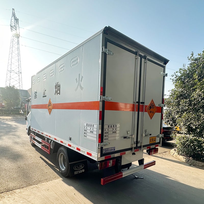 شاحنة نقل بضائع سائلة قابلة للاشتعال من طراز ISUZU يابانية شاحنة نقل بضائع سائلة قابلة للاشتعال من طراز ISUZU يابانية