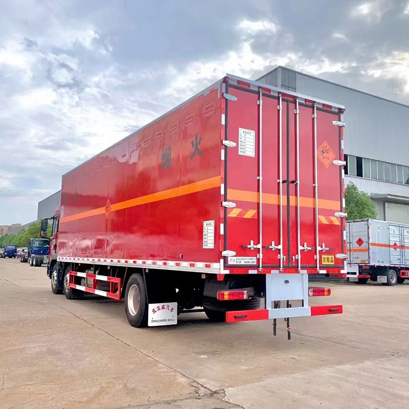 شاحنة نقل مواد كيميائية خطرة SINOTRUK 6*2 للبيع شاحنة نقل مواد كيميائية خطرة SINOTRUK 6*2 للبيع