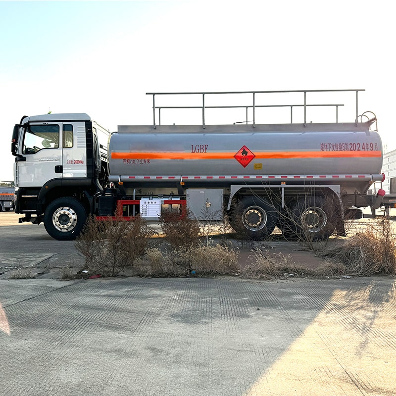 Camion-citerne à carburant diesel HOWO 6*4 16 tonnes neuf ou d'occasion Camion-citerne à carburant diesel HOWO 6*4 16 tonnes neuf ou d'occasion