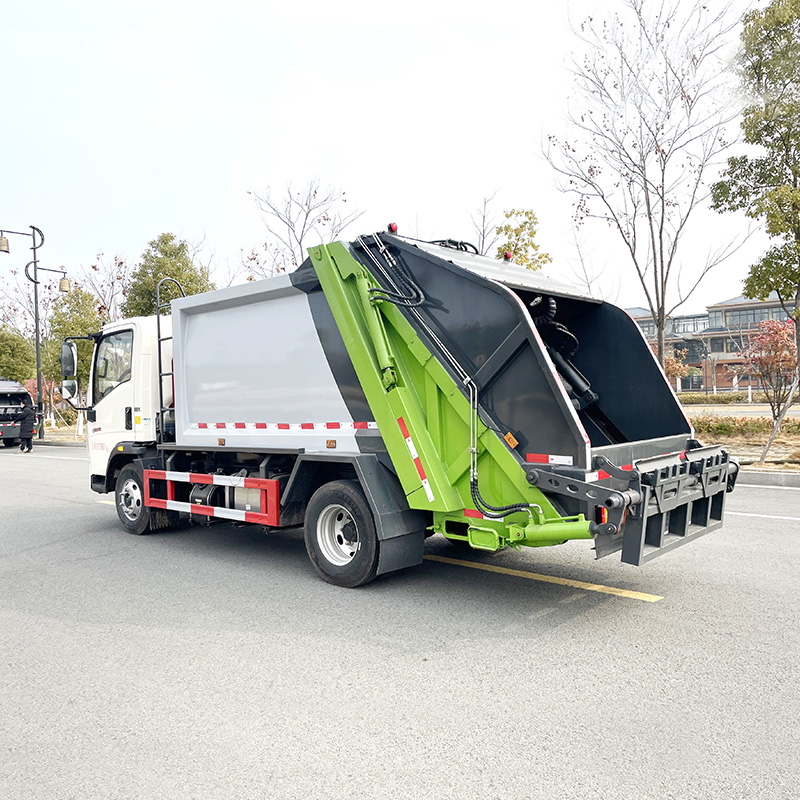 Camion à ordures compressé pour assainissement SINOTRUK HOWO 4*2 Camion à ordures compressé pour assainissement SINOTRUK HOWO 4*2