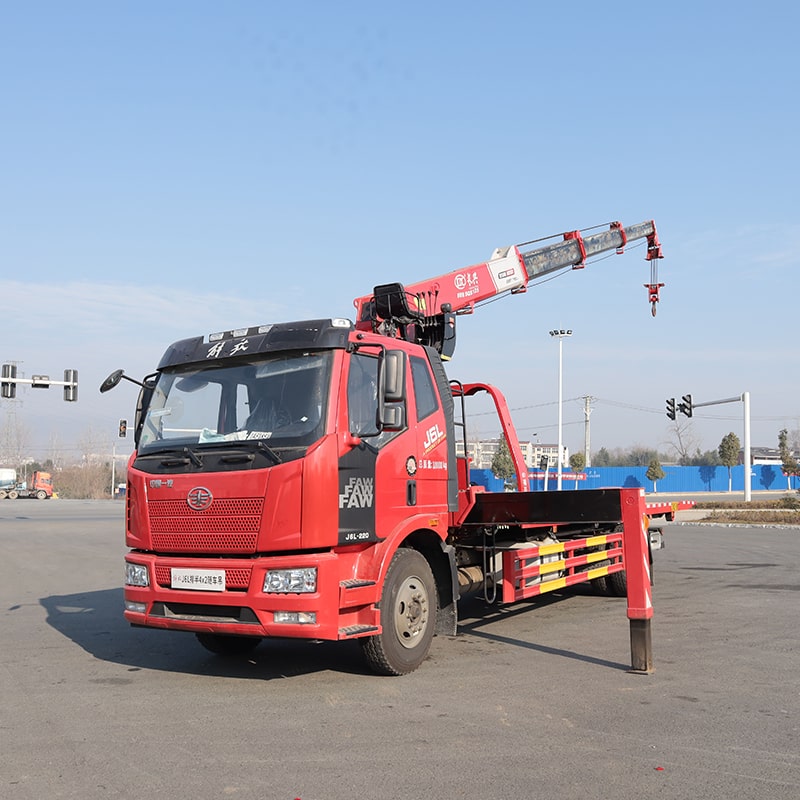 Телескопический кран FAW 4*2 с прямой стрелой, установленный на грузовике Телескопический кран FAW 4*2 с прямой стрелой, установленный на грузовике