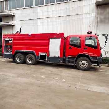 Camion de lutte contre l'incendie de marque japonaise avec réservoir de mousse et d'eau de 16 000 L