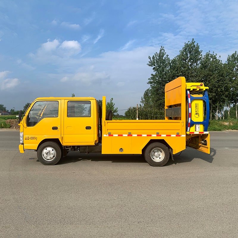 Японский Isuzu 4*2 двухрядный буферный грузовик для предотвращения столкновений Японский Isuzu 4*2 двухрядный буферный грузовик для предотвращения столкновений