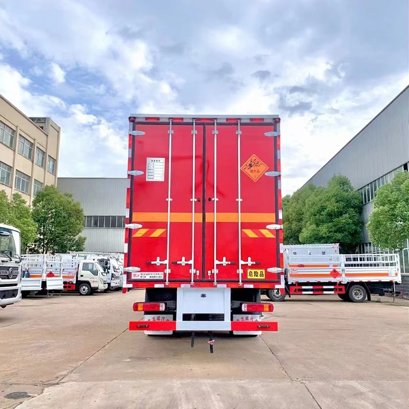 شاحنة نقل مواد كيميائية خطرة SINOTRUK 6*2 للبيع شاحنة نقل مواد كيميائية خطرة SINOTRUK 6*2 للبيع