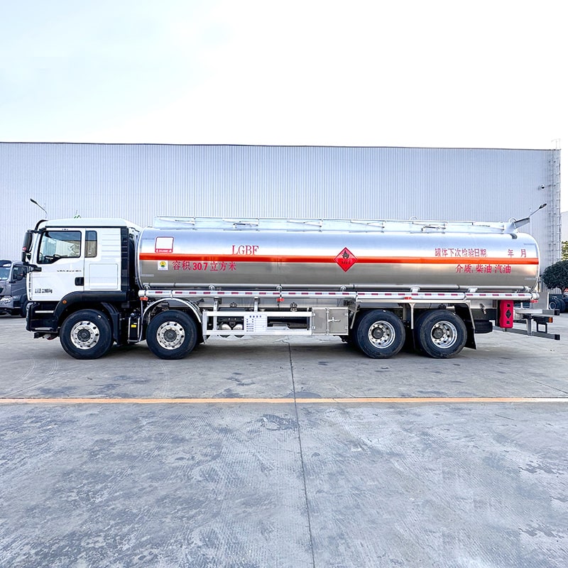Camion de livraison de transport de carburant diesel HOWO 8*4 20cbm Camion de livraison de transport de carburant diesel HOWO 8*4 20cbm