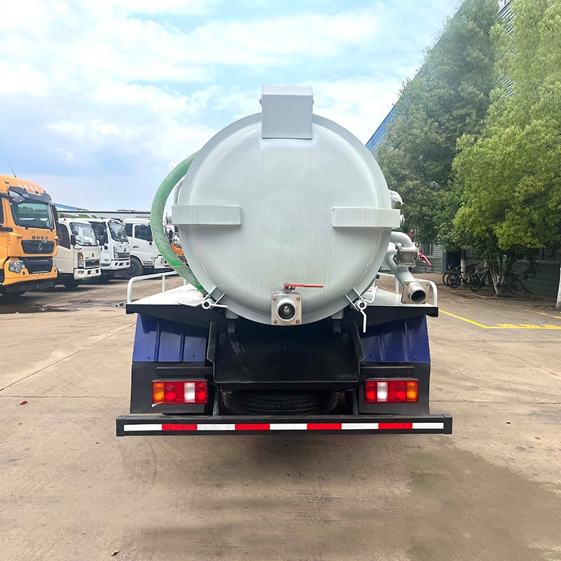 SINOTRUK 4*2 5 cubic vaccum sewage fecal suction truck SINOTRUK 4*2 5 cubic vaccum sewage fecal suction truck