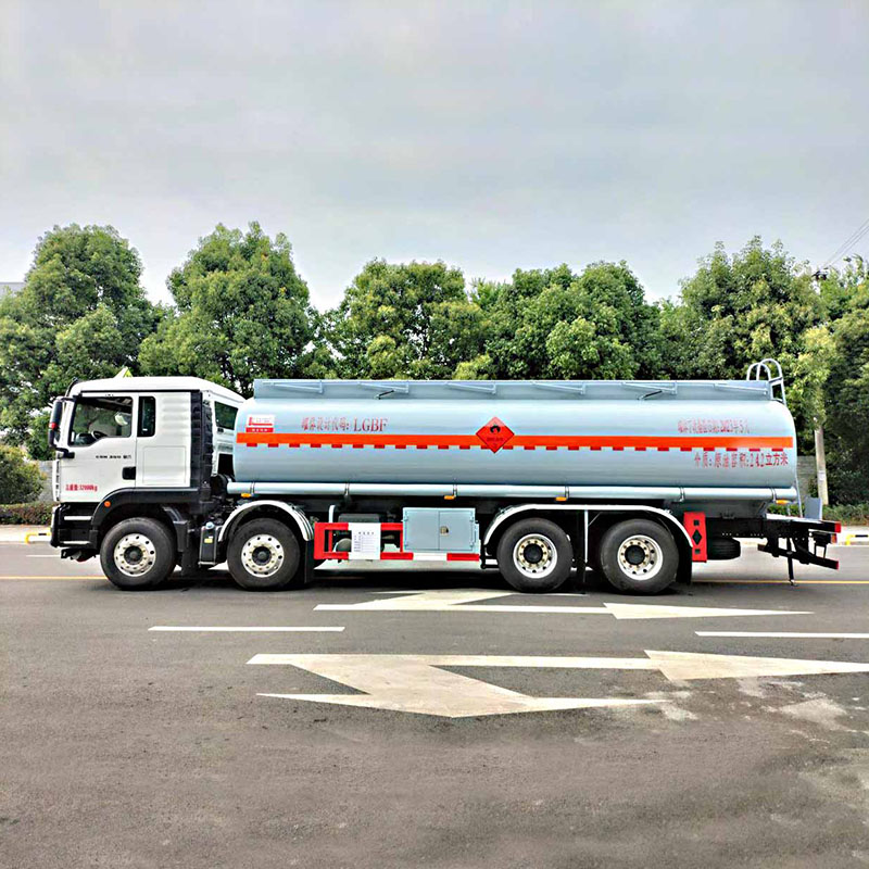 Грузовик для перевозки легковоспламеняющейся жидкости SINOTRUK 8*4 24м3 Грузовик для перевозки легковоспламеняющейся жидкости SINOTRUK 8*4 24м3