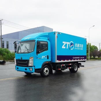 SINOTRUK HOWO 130hp 4*2 frozen meat refrigerated van