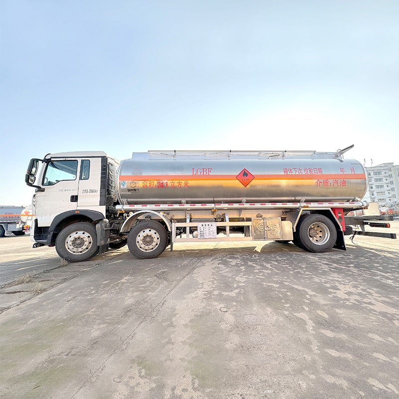 Camion de livraison diesel en alliage d'aluminium HOWO 25 000 litres Camion de livraison diesel en alliage d'aluminium HOWO 25 000 litres